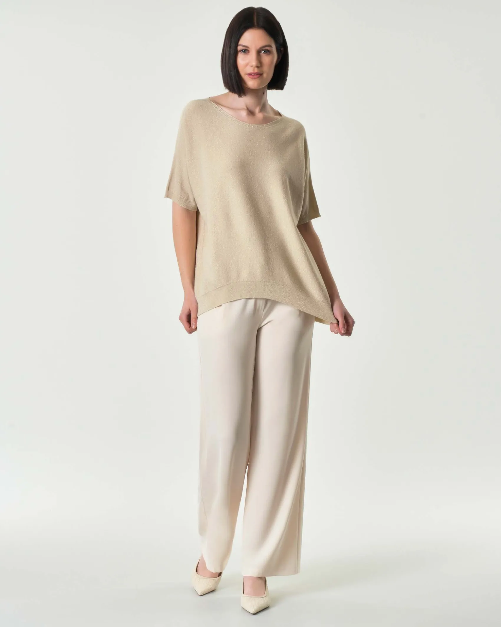 Maglia over color oro in misto viscosa con inserti in lurex e maniche al gomito