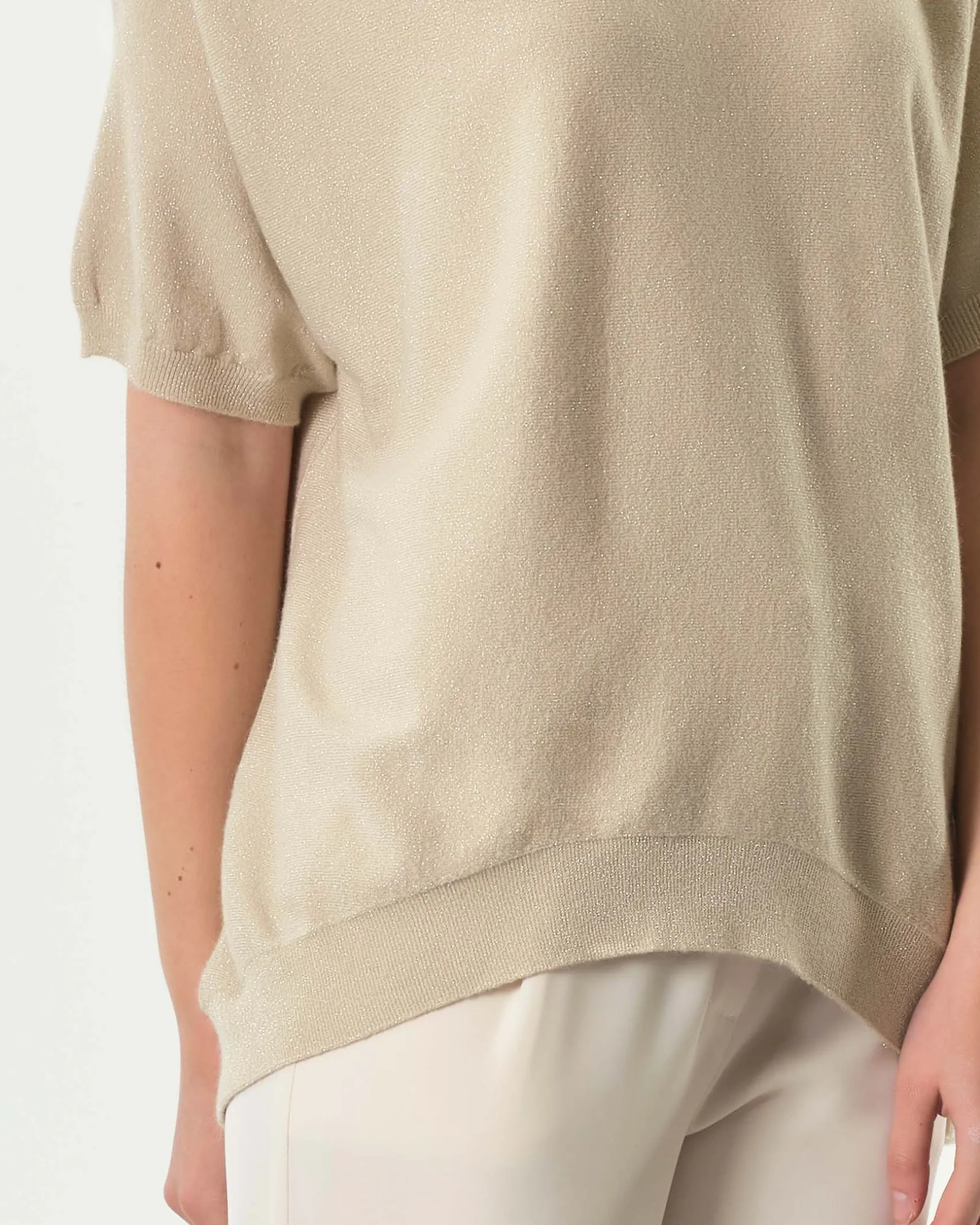 Maglia over color oro in misto viscosa con inserti in lurex e maniche al gomito