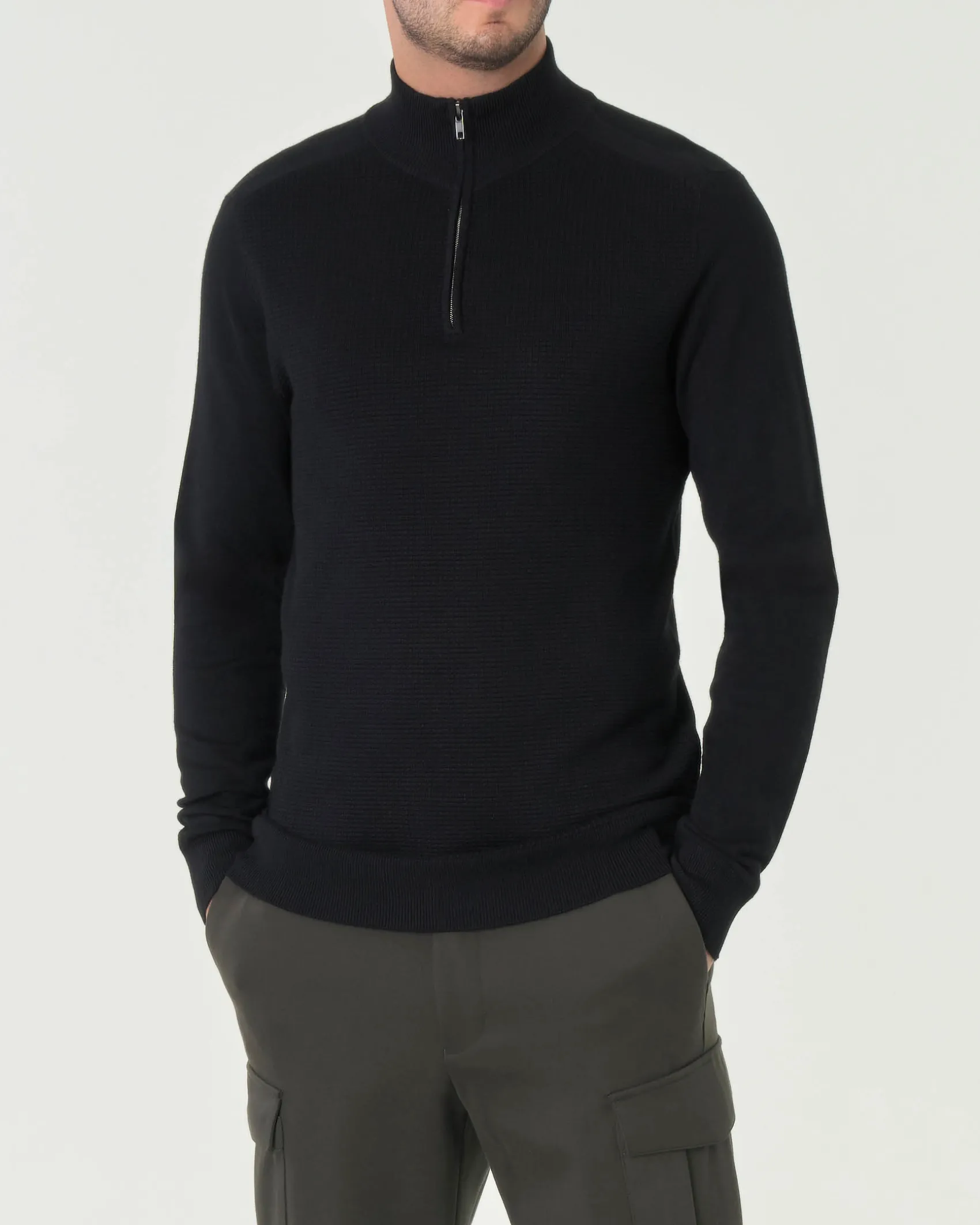 Maglia Paul Baker nera in viscosa a collo alto con apertura a mezza zip e pannello frontale micro armatura