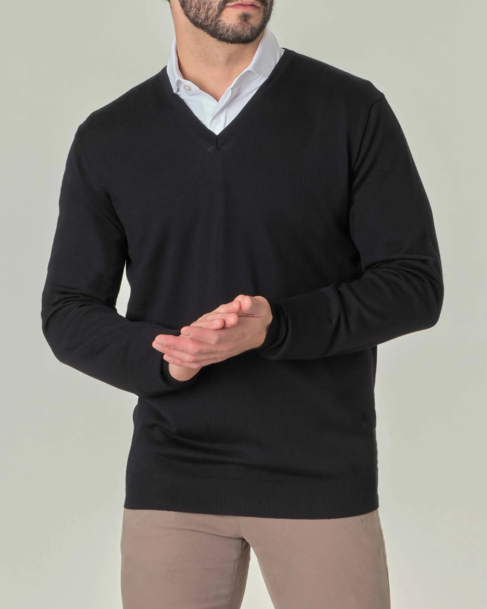 Maglia Pellizzari con scollo a V nera in pura lana merino