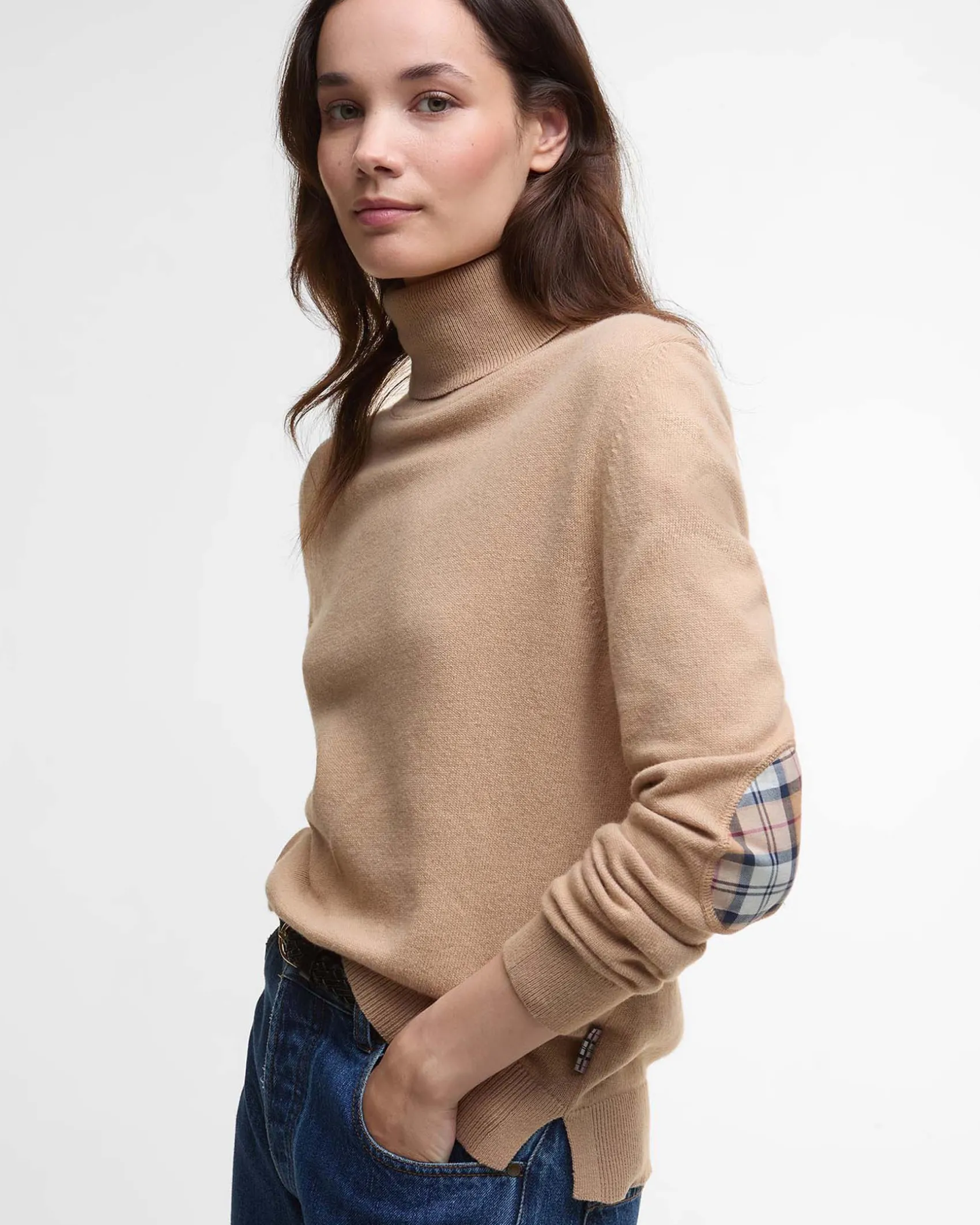 Maglia Pendle Roll Barbour color cammello a collo alto in lana e cotone con toppe sui gomiti a fantasia tartan a contrasto