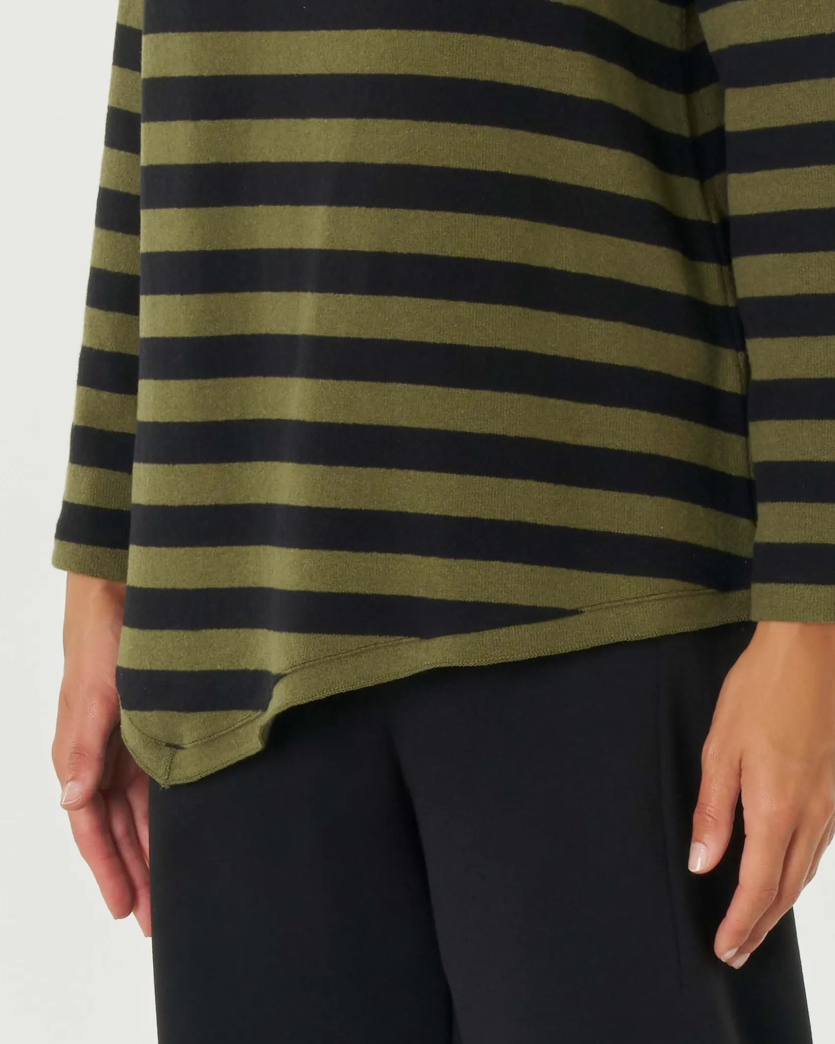 Maglia verde e nera a righe in cotone stretch con collo a cratere e fondo a punte