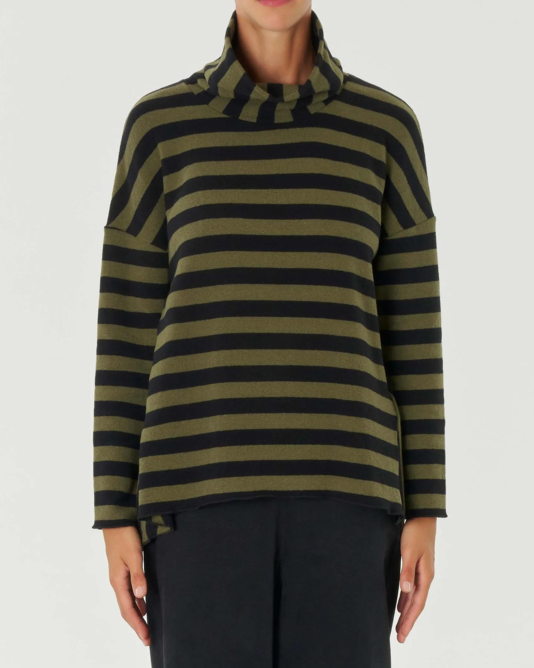 Maglia verde e nera con motivo a righe in cotone stretch con collo a ciambella