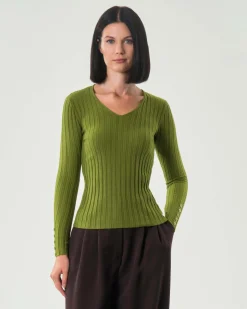 Maglia verde Hlo! in misto viscosa a coste piatte con scollo a V e bottoncini lungo i polsini