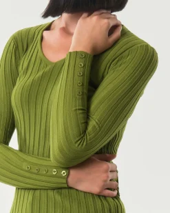 Maglia verde Hlo! in misto viscosa a coste piatte con scollo a V e bottoncini lungo i polsini