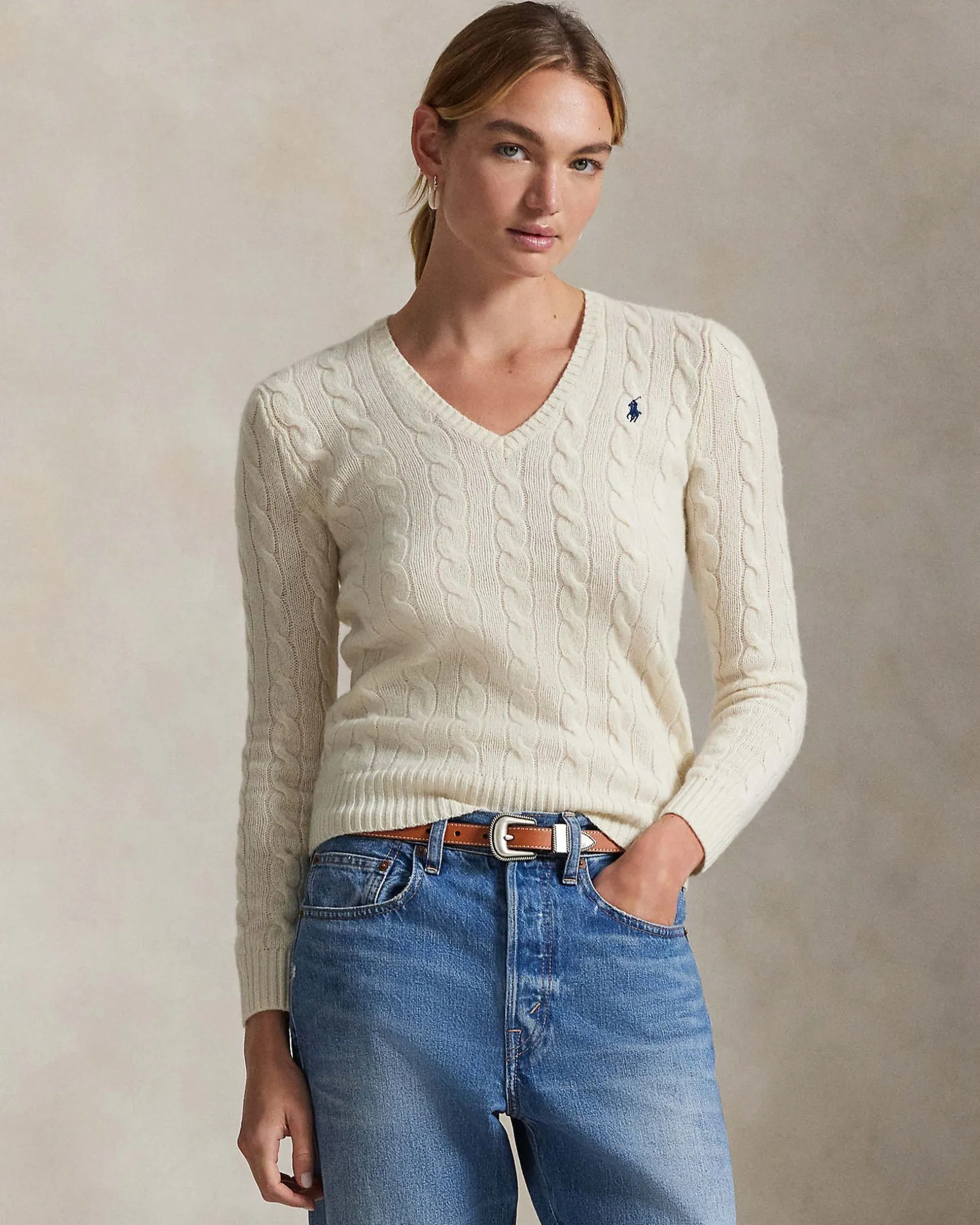 Maglioncino color avorio Polo Ralph Lauren in lana e cashmere a trecce con scollo a V e logo ricamato sul petto