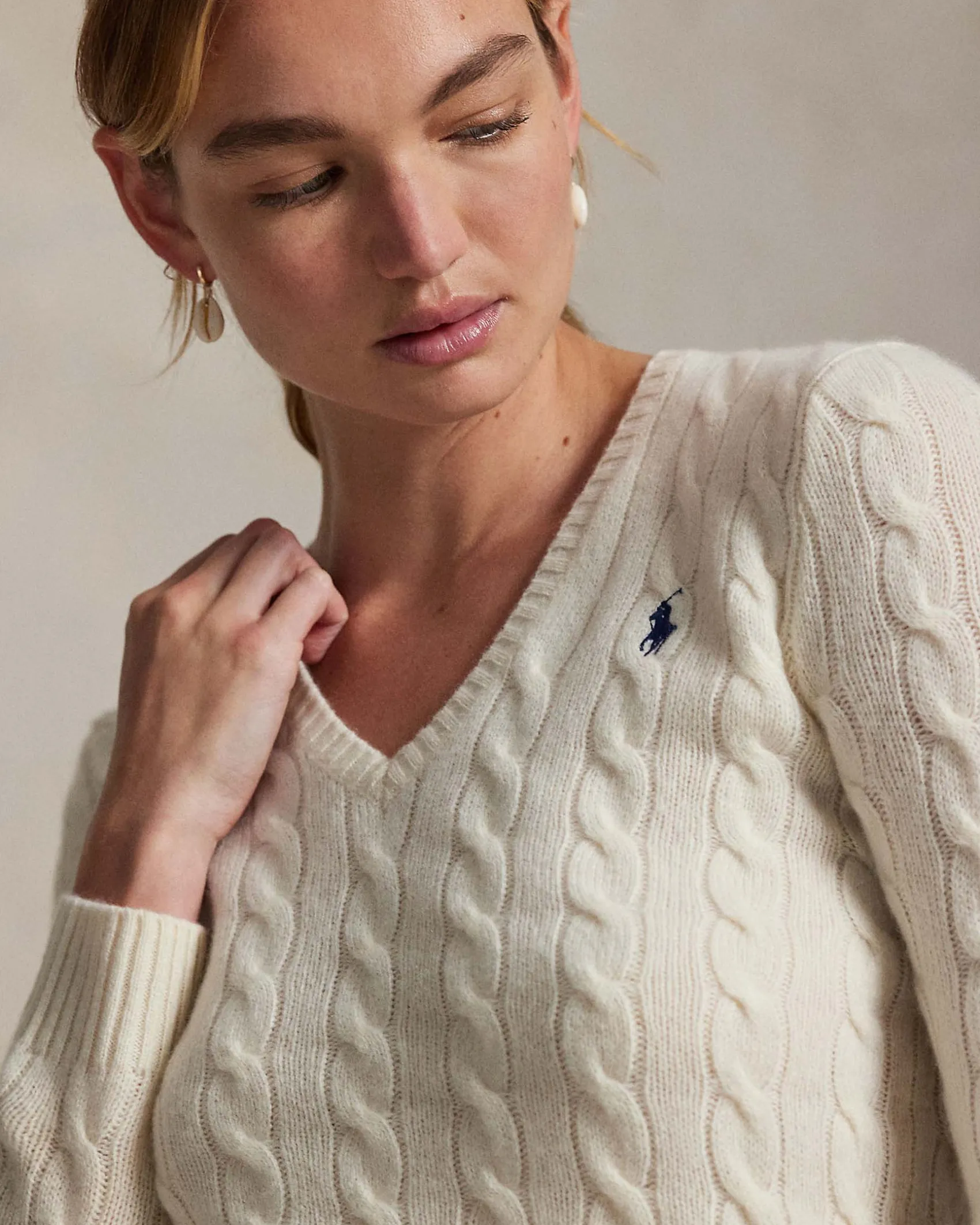 Maglioncino color avorio Polo Ralph Lauren in lana e cashmere a trecce con scollo a V e logo ricamato sul petto