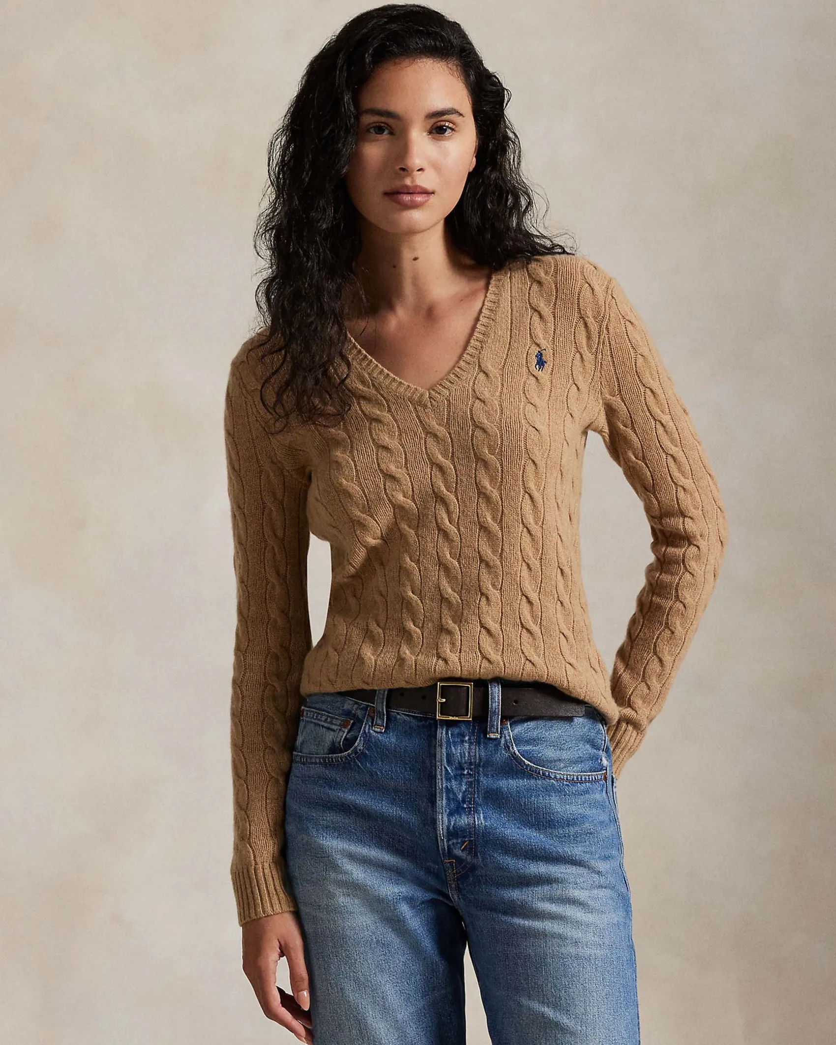 Maglioncino color cammello Polo Ralph Lauren in lana e cashmere a trecce con scollo a V e logo ricamato sul petto