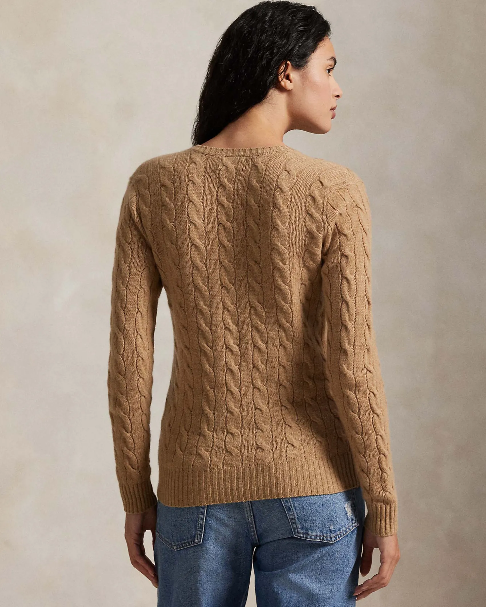 Maglioncino color cammello Polo Ralph Lauren in lana e cashmere a trecce con scollo a V e logo ricamato sul petto
