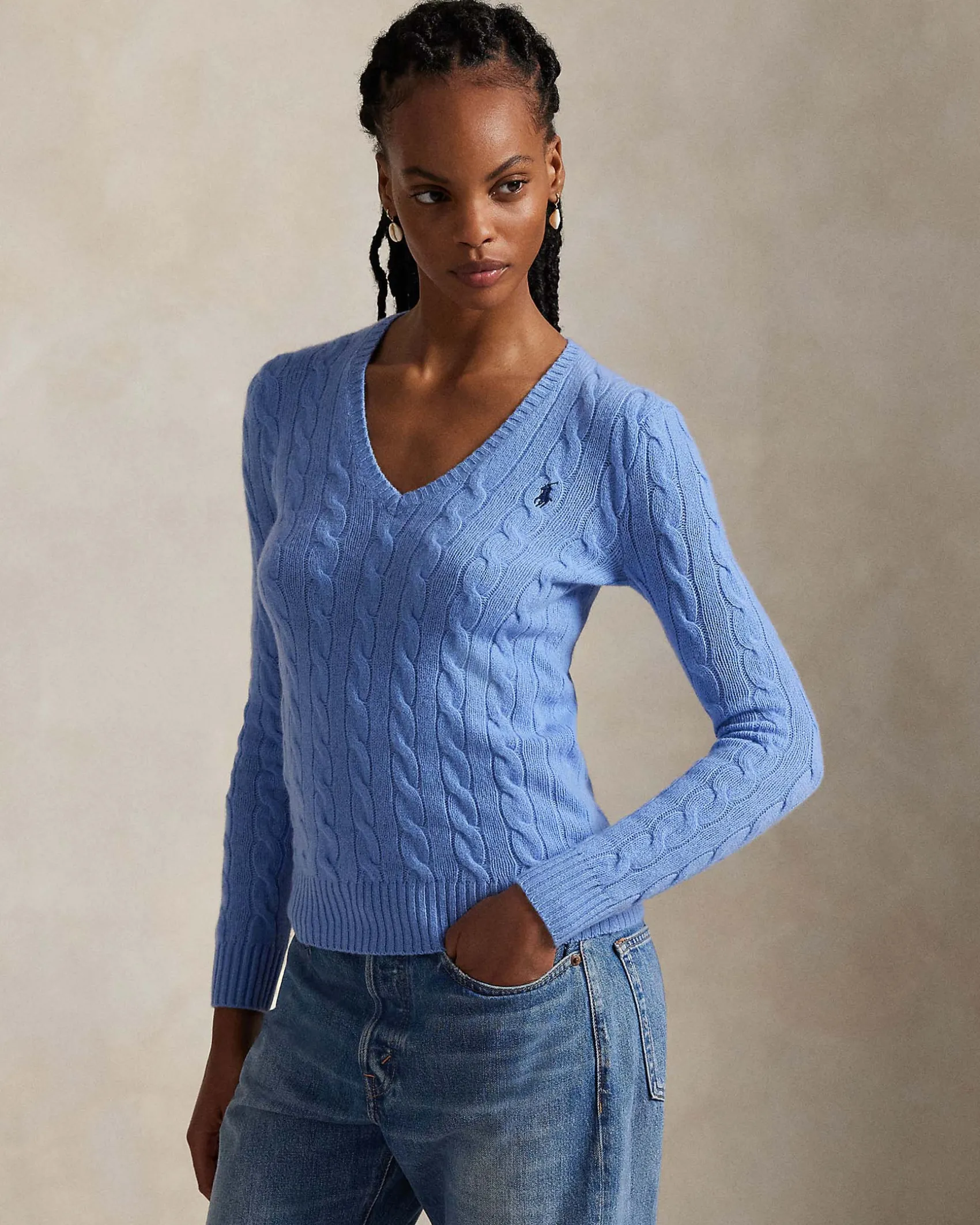 Maglioncino color pervinca Polo Ralph Lauren in lana e cashmere a trecce con scollo a V e logo ricamato sul petto