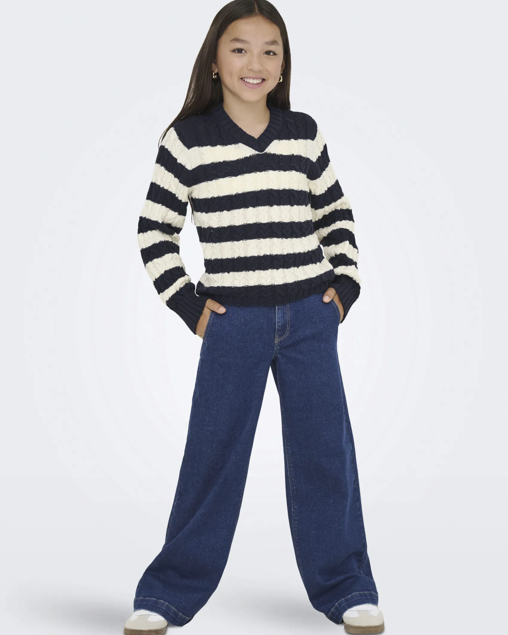 Maglioncino Kids Only a righe blu e avorio con scollo a V