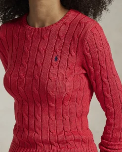 Maglioncino rosa fragola in cotone lavorazione a trecce con logo blu ricamato sul petto