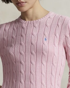 Maglioncino rosa in cotone lavorazione a trecce con logo azzurro ricamato sul petto