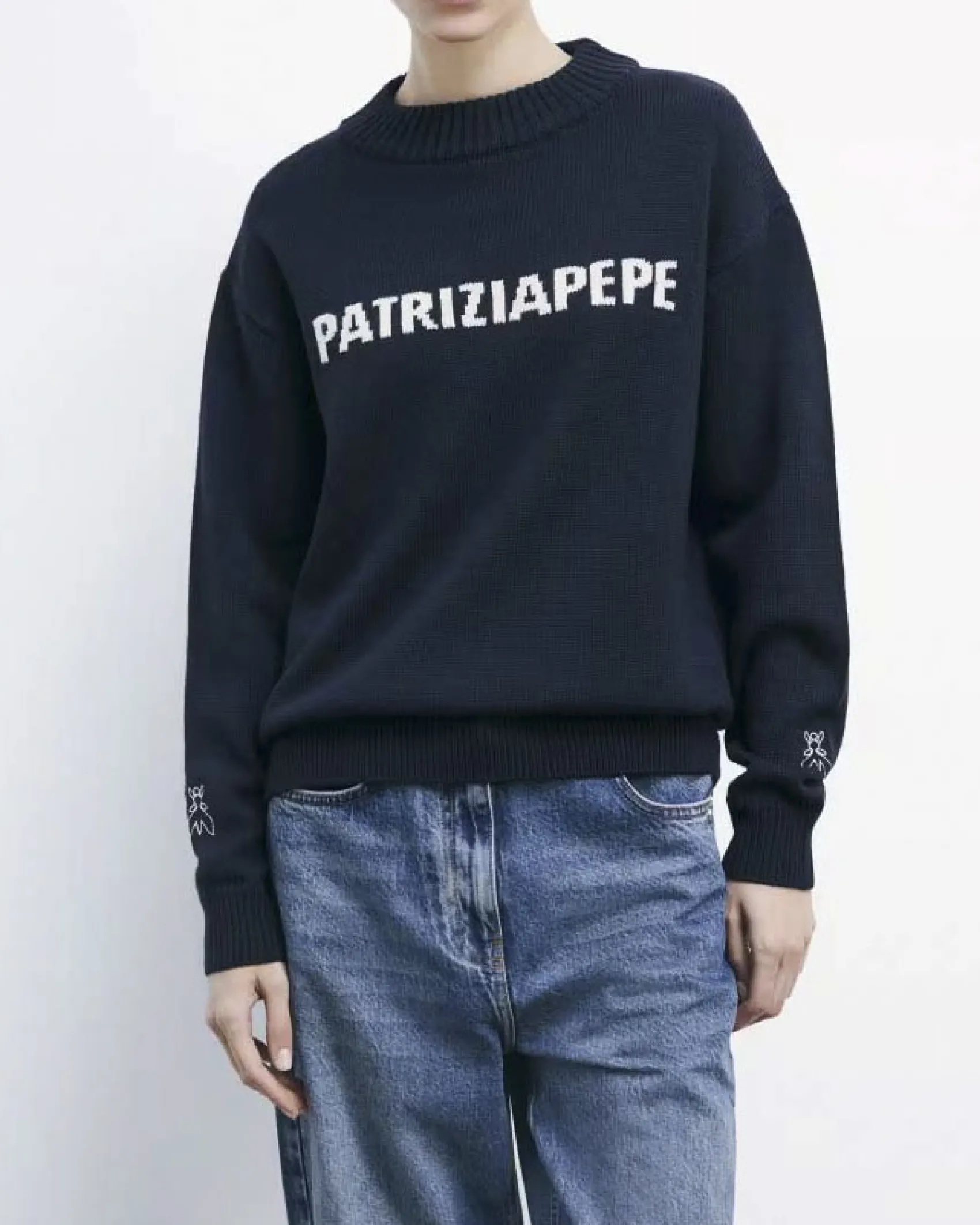 Maglione blu Patrizia Pepe in misto lana con scritta logo jacquard bianca sul davanti