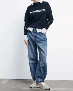 Maglione blu Patrizia Pepe in misto lana con scritta logo jacquard bianca sul davanti