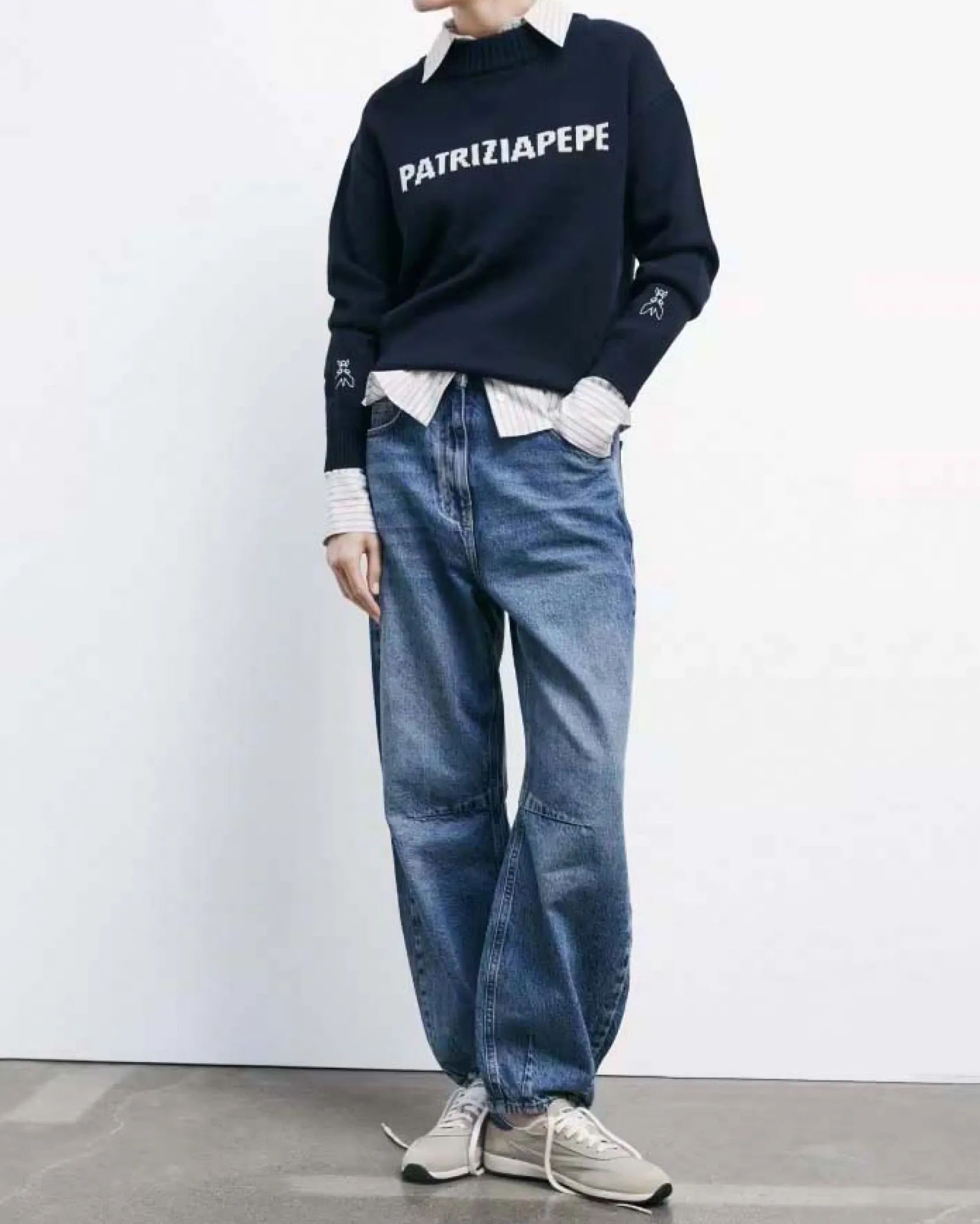 Maglione blu Patrizia Pepe in misto lana con scritta logo jacquard bianca sul davanti