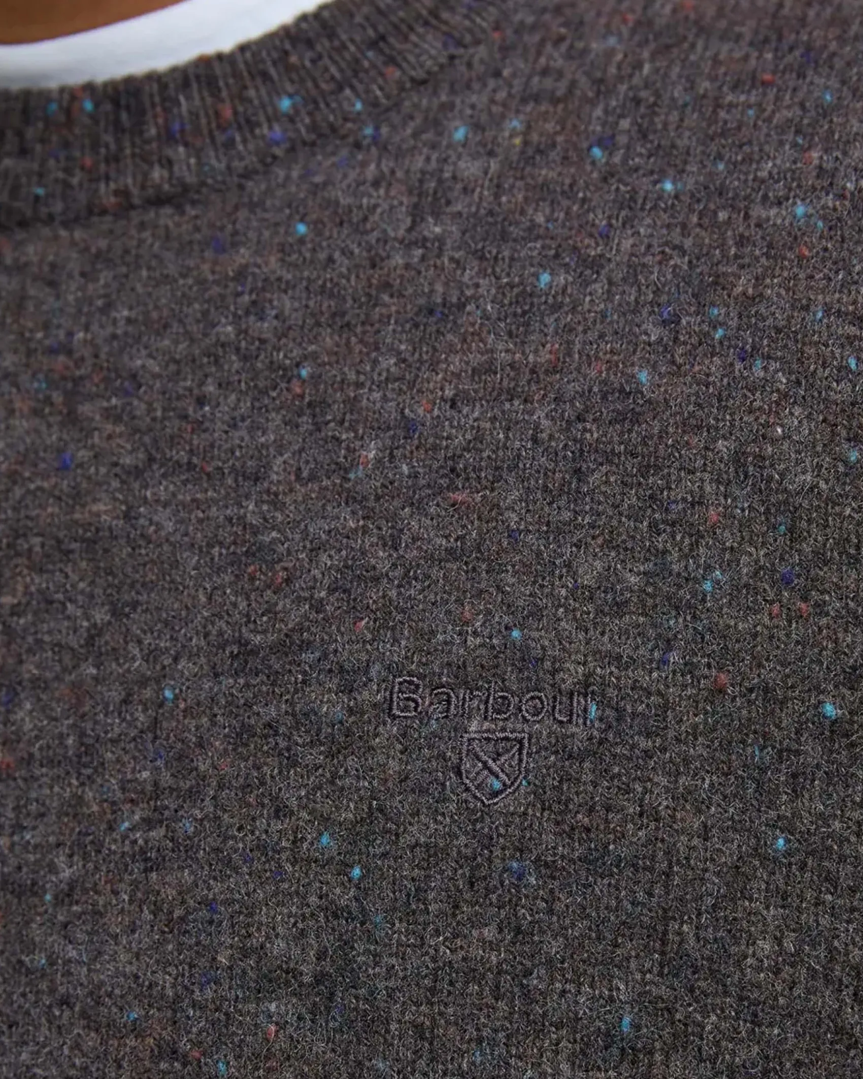 Maglione girocollo Barbour marrone in pura lana bottonata