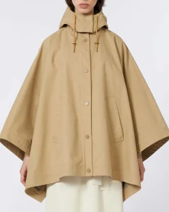 Mantella impermeabile beige in gabardina di cotone MM Max Mara con maniche ampie e cappuccio staccabile