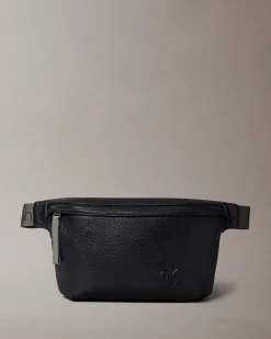 Marsupio Calvin Klein Jeans nero in similpelle martellata con logo in rilievo