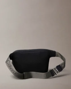 Marsupio Calvin Klein Jeans nero in similpelle martellata con logo in rilievo