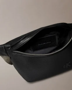 Marsupio Calvin Klein Jeans nero in similpelle martellata con logo in rilievo