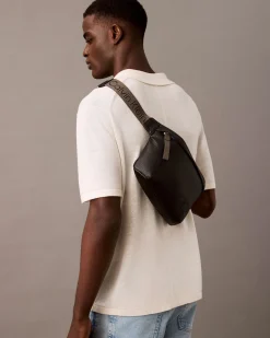 Marsupio Calvin Klein Jeans nero in similpelle martellata con logo in rilievo