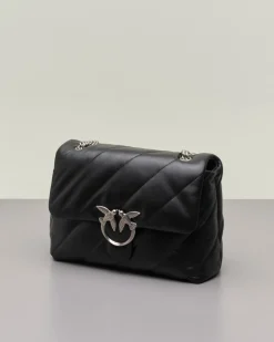 Maxi Love Bag Puff nera in nappa con motivo matelassè obliquo e fibbi argento Love Birds