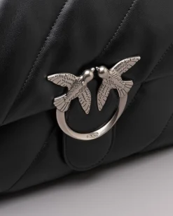 Maxi Love Bag Puff nera in nappa con motivo matelassè obliquo e fibbi argento Love Birds