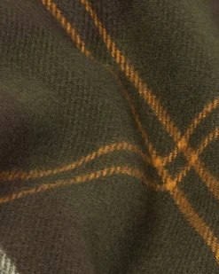 Maxi sciarpa Barbour modello Stanway a fantasia tartan verde e blu con frange al fondo