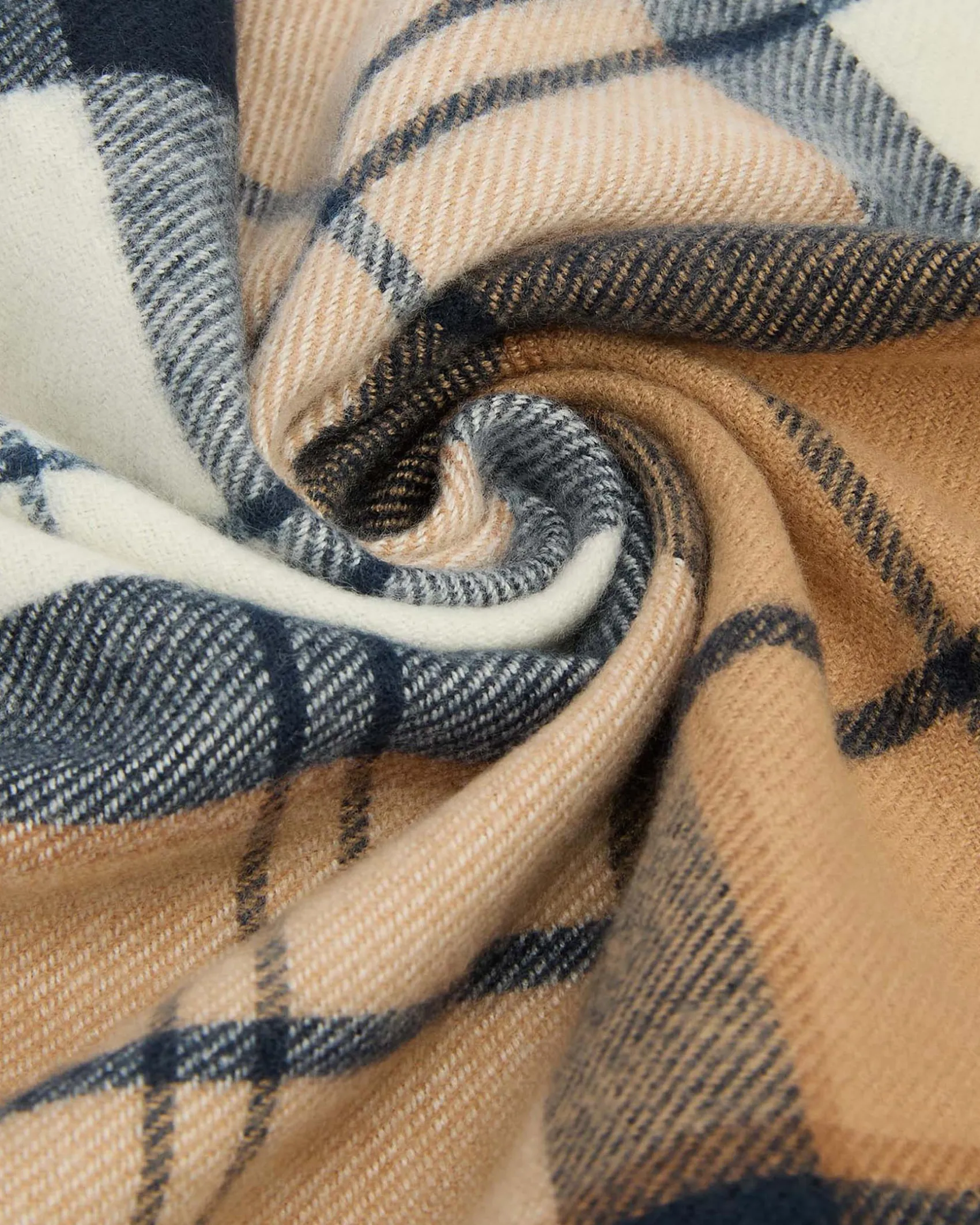Maxi sciarpa Barbour modello Stanway a fantasia tartan cammello, avorio blu con frange al fondo