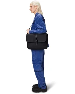 Messenger bag Rains nera in tessuto tecnico impermeabile effetto gommato con chiusura a moschettone sulla patta e tracolla removibile