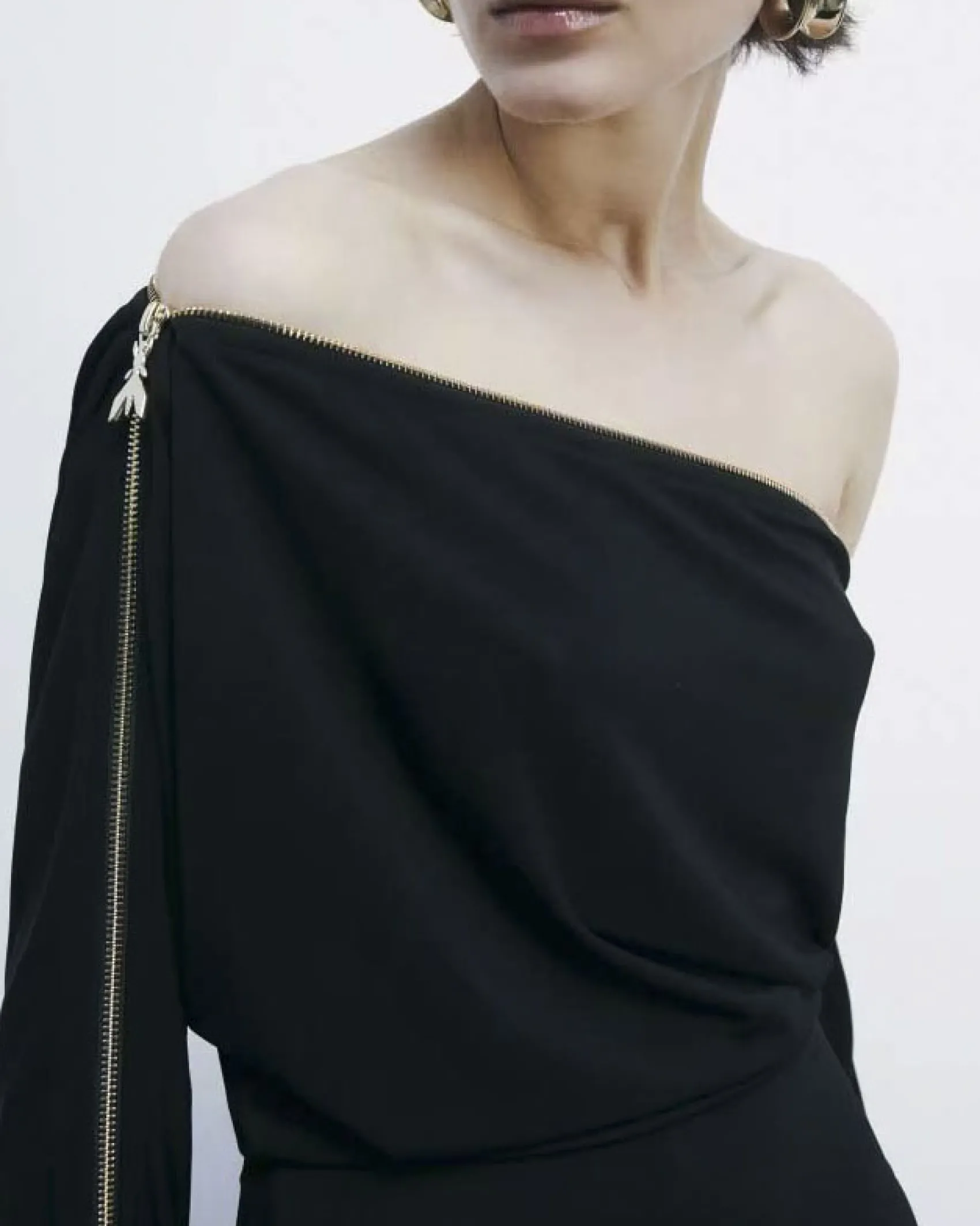 Mini abito nero Patrizia Pepe in jersey di viscosa stretch con maniche lunghe e dettaglio a cerniera sulle spalle