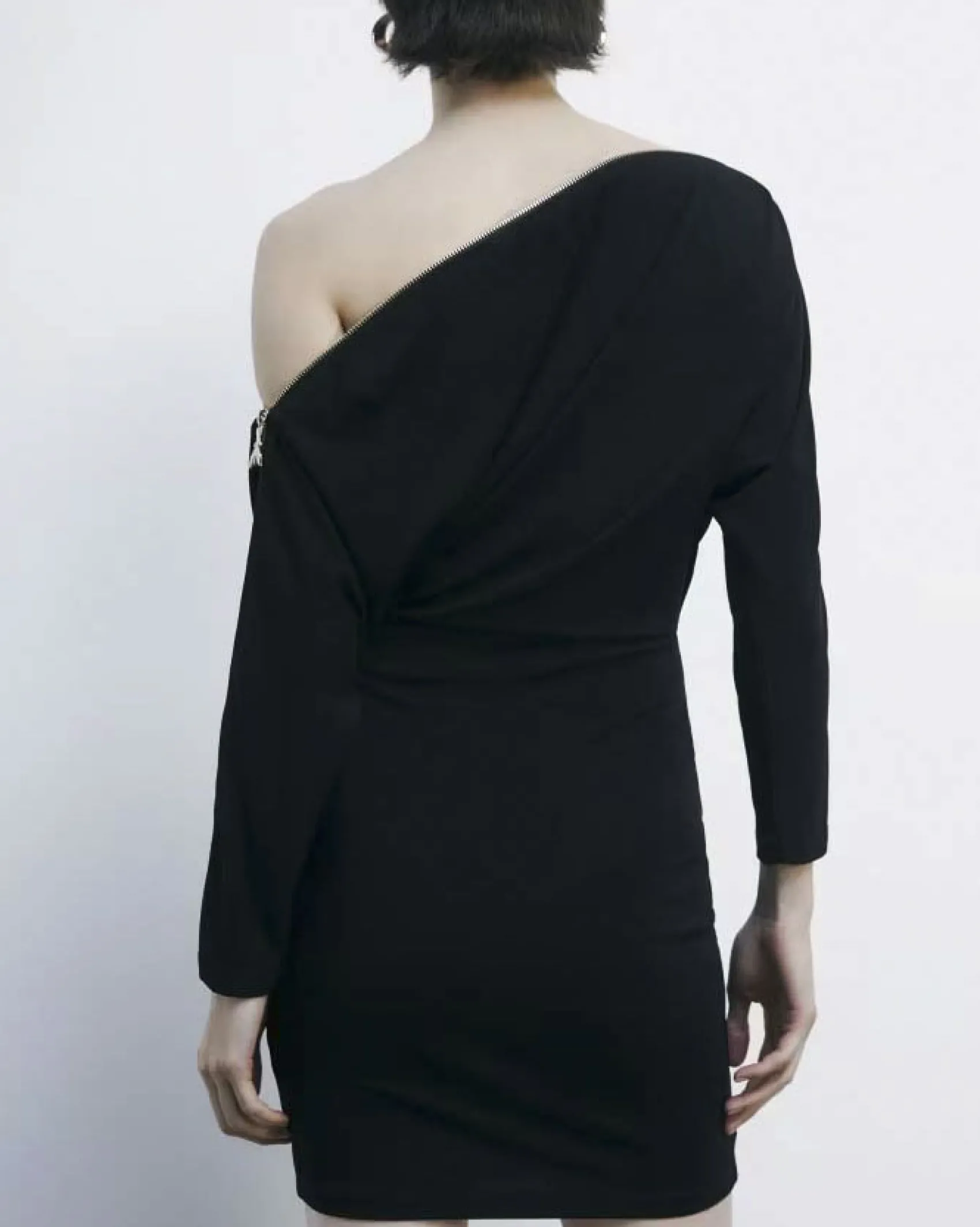 Mini abito nero Patrizia Pepe in jersey di viscosa stretch con maniche lunghe e dettaglio a cerniera sulle spalle