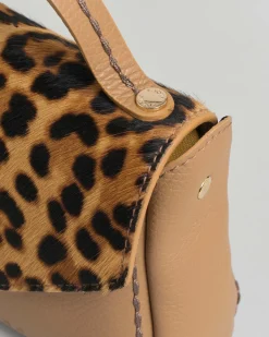 Mini bag Visonà beige in pelle martellata con impunture e patta di chiusura in cavallino effetto dalmata