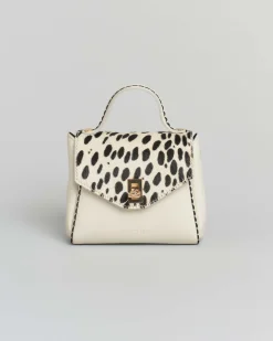 Mini bag Visonà bianca in pelle martellata con impunture e patta di chiusura in cavallino effetto dalmata