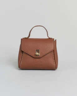 Mini bag Visonà color cuoio in pelle martellata con impunture e patta di chiusura