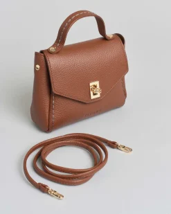 Mini bag Visonà color cuoio in pelle martellata con impunture e patta di chiusura