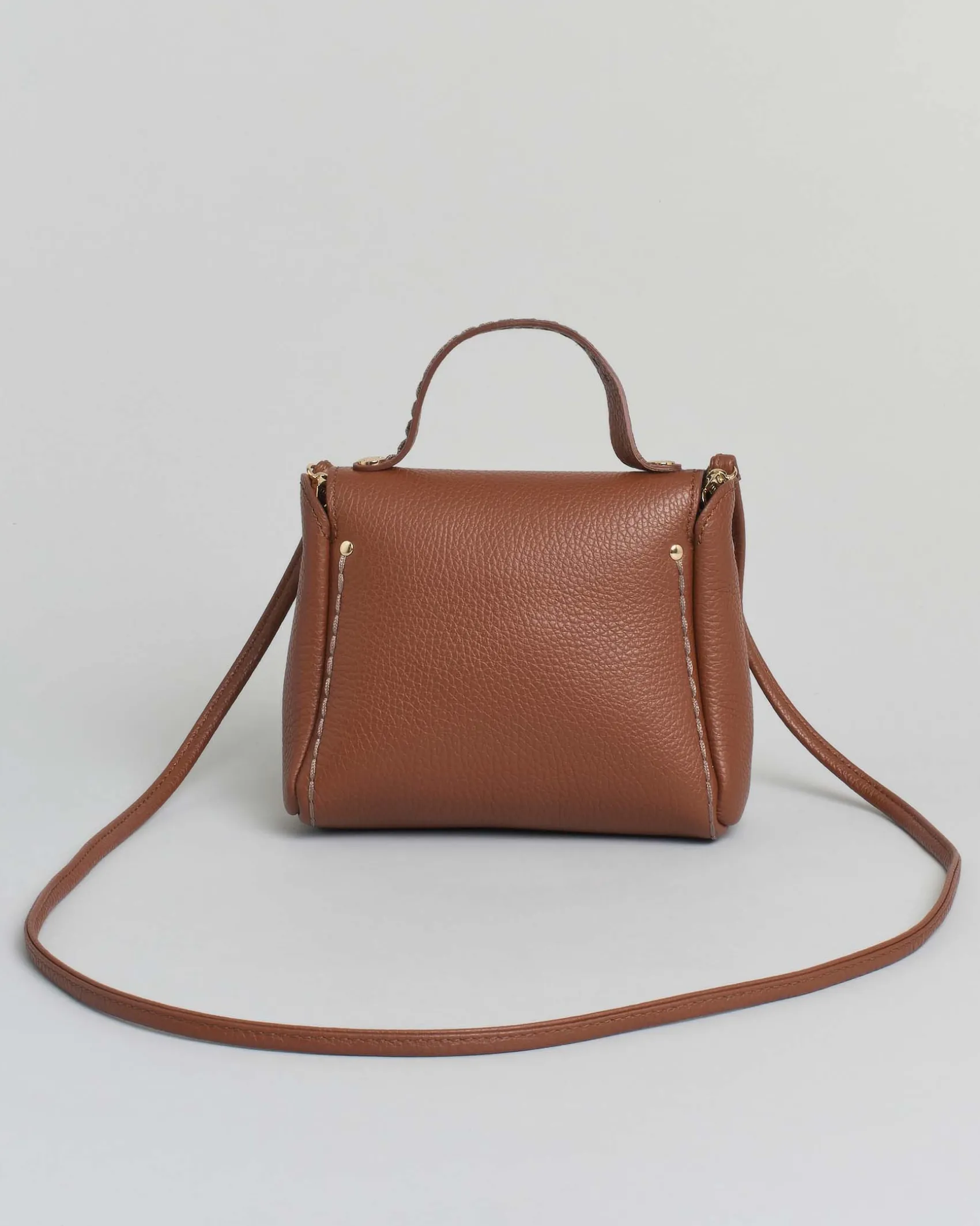 Mini bag Visonà color cuoio in pelle martellata con impunture e patta di chiusura