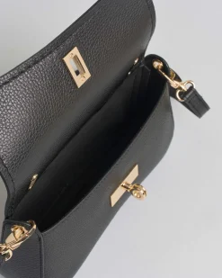 Mini bag Visonà nera dalla forma allungata in pelle martellata con impunture e patta di chiusura