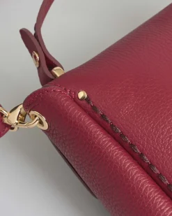 Mini bag Visonà rossa in pelle martellata con impunture e patta di chiusura