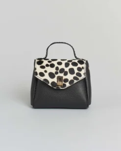 Mini bag VisonĂ vera in pelle martellata con impunture e patta di chiusura in cavallino effetto dalmata