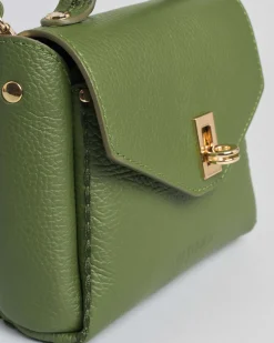 Mini bag Visonà verde in pelle martellata con impunture e patta di chiusura
