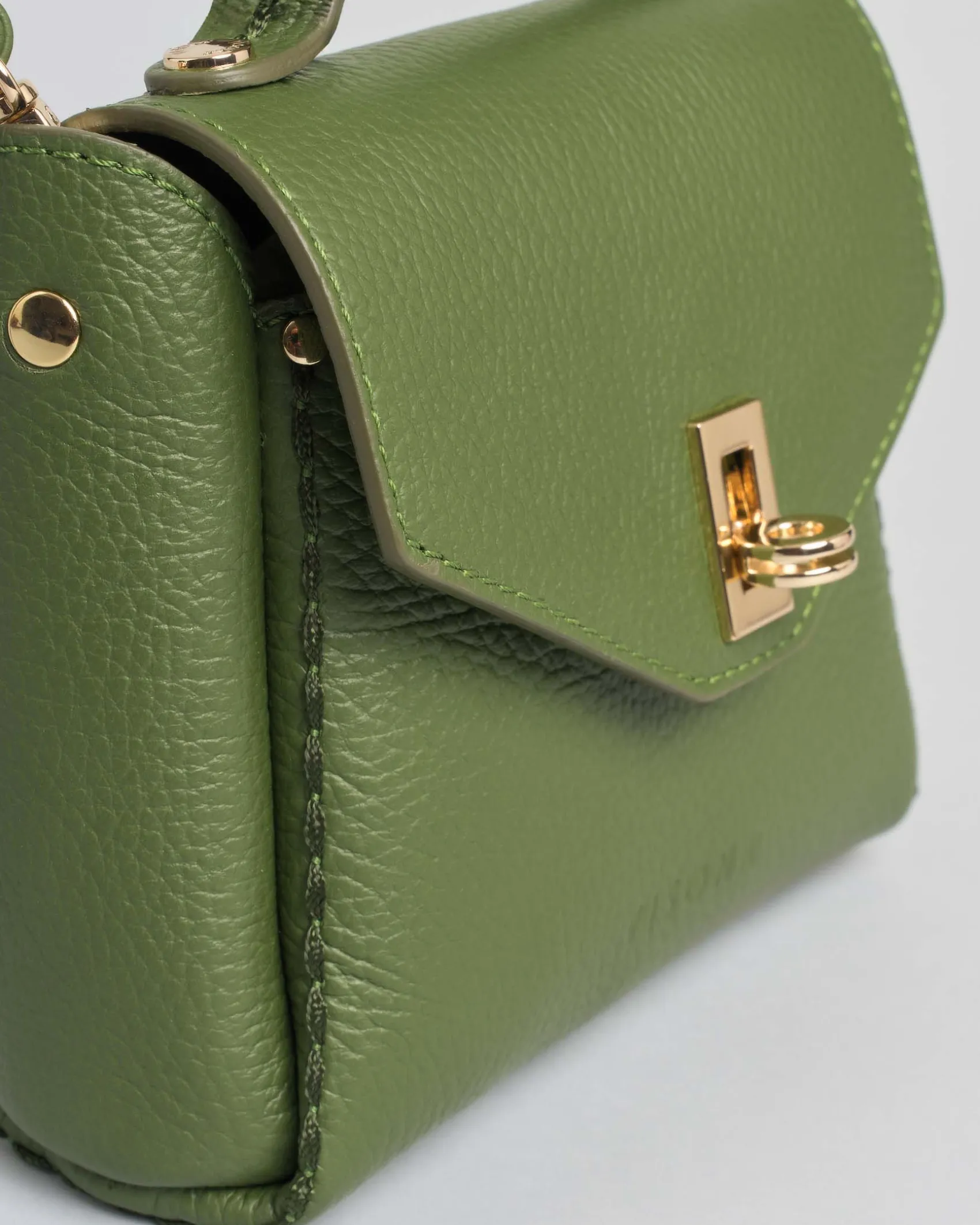 Mini bag Visonà verde in pelle martellata con impunture e patta di chiusura