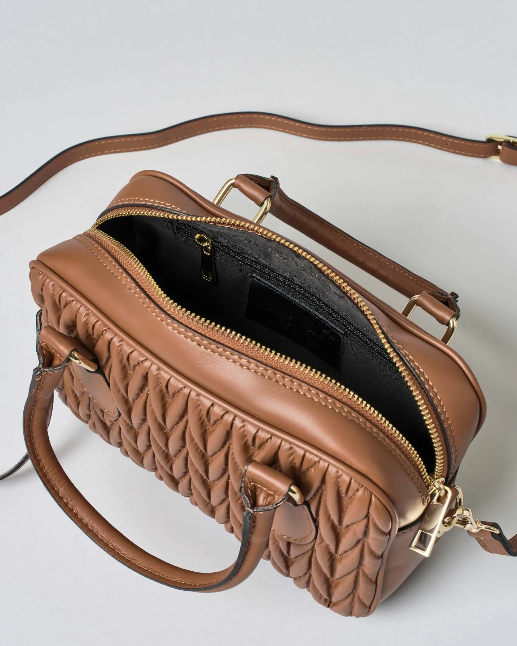 Mini bauletto Hlo! color cuoio in pelle con motivo trapuntato chevron sul davanti
