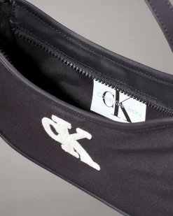 Mini borsa Calvin Klein nera a spalla in nylon con logo bianco