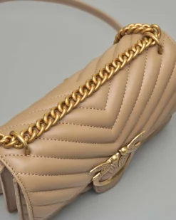 Mini Classic Bag Chevron in pelle color tortora con fibbia Love Birds dorata e tracolla a catena regolabile