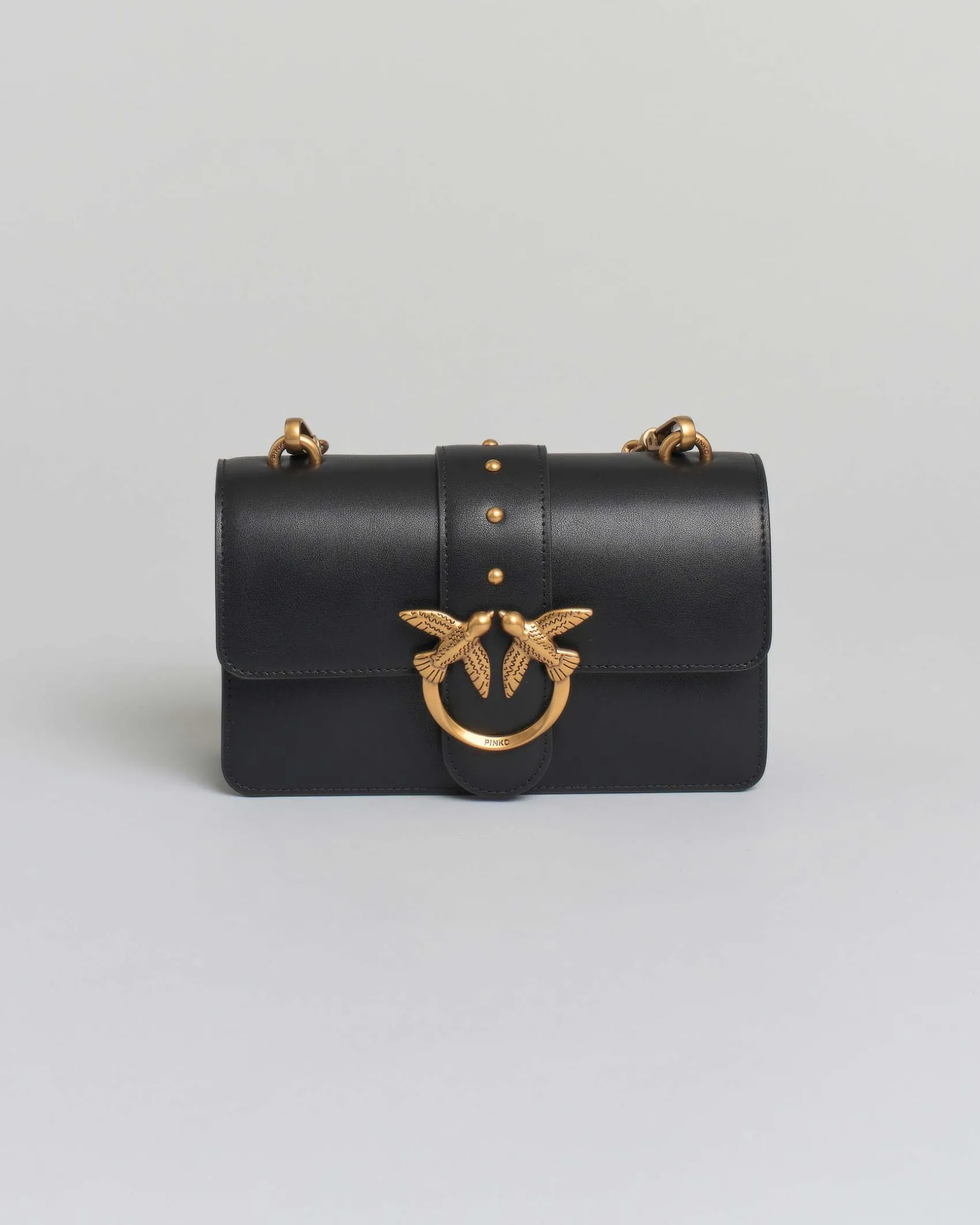 Mini Classic Love Bag One nera in pelle liscia con fibbia Love Birds dorata e tracolla a catena rimovibile