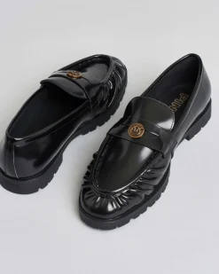 Mocassino Nora nero Pinko in pelle con design arricciato sulla mascherina e placca con logo Love Birds
