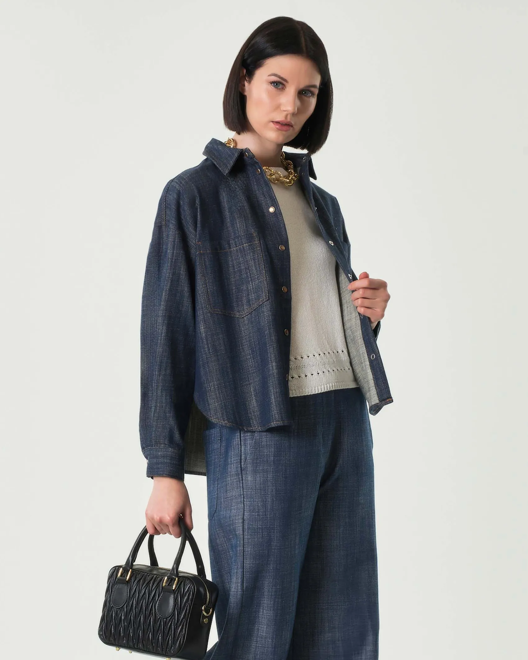 Overshirt blu in denim di cotone con doppia tasca sul petto