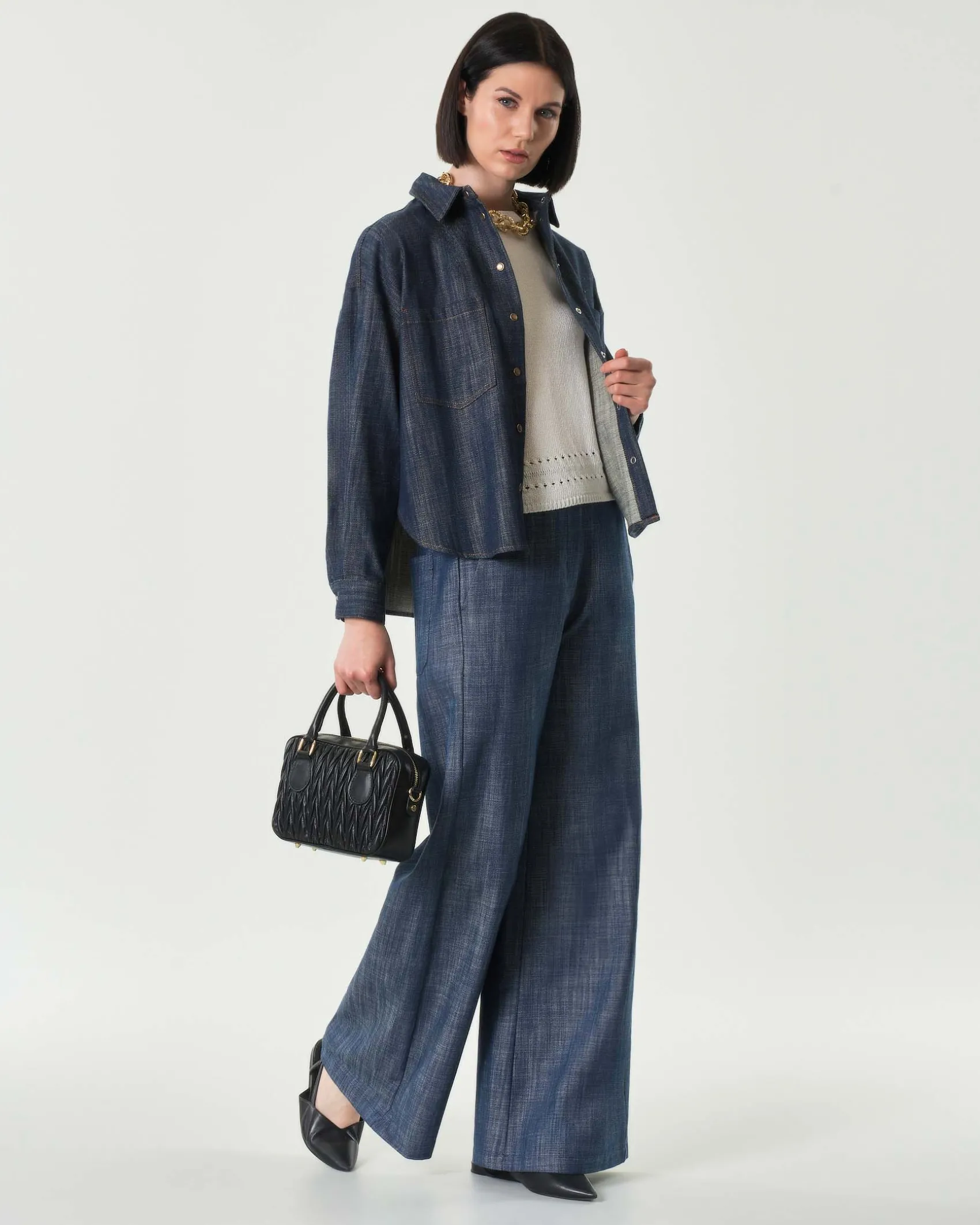Overshirt blu in denim di cotone con doppia tasca sul petto